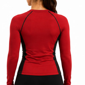 Camiseta de Compresión Deportiva para Mujer con Elementos de Diseño Ergonómico, Material Ligero, Transpirable y Confiable - Product Image 2