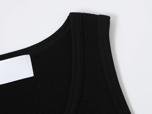 เสื้อกล้ามถักทรงร่องสีดำสำหรับผู้ชาย คอกลม สไตล์ลำลอง สีพื้น - Product Image 3