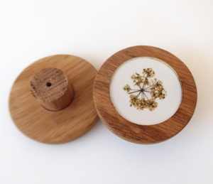 ลูกบิดลิ้นชักไม้โอ๊คพร้อมดอกไม้แห้งเคลือบด้วยอีพ็อกซี่เรซิ่นสำหรับตู้ - Product Image 5