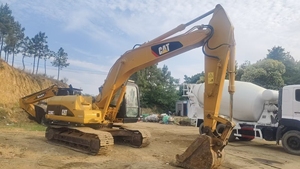 Excavadora de cadenas diésel hidráulica Caterpillar 320C usada original, en excelentes condiciones de funcionamiento, precio competitivo, en venta. - Product Image 2