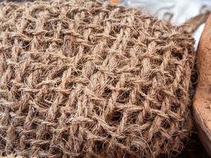 Filet en fibre de coco naturelle en gros pour le contrôle de l'érosion des sols, l'aménagement paysager, le jardinage et la protection des pentes – Taille OEM - Product Image 1