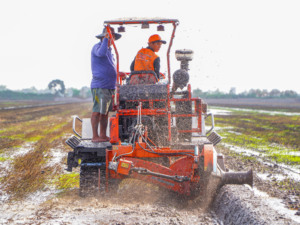 Hogico รถไถทางการเกษตรแบบ3-in-1ใช้งานได้70hp ตีนตะขาบผลิตจากเวียดนาม - Product Image 4