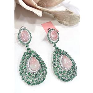Hermosos pendientes de circonita con acabado plateado de la mejor calidad para mujeres y niñas, ideales para looks de noche y fiestas. - Product Image 1