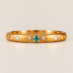Anillo de Diamantes de Oro Amarillo de 14K para Mujer con Tres Piedras y Diamantes Laterales de Corte Brillante Redondo, Estilo Clásico para Uso Diario - Product Image 3