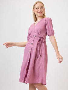 เดรสชีฟองพิมพ์ลายดอกไม้คุณภาพสูงสำหรับฤดูร้อน ความยาวปานกลาง คอวี แต่งเชือกผูก ดีไซน์หรูหราสำหรับผู้หญิง ตกแต่งด้วยกระดุม - Product Image 2