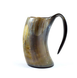 Mug en corne bicolore sculpté à la main avec de fines rainures verticales, présenté sur un dessous de verre en bois, disponible à prix de gros. - Product Image 5