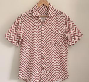 Camisa Formal de Hombre de Manga Corta con Cuello Camisero, Estampado Batik a Rayas Rojas, 100% Algodón, Ecológica, Transpirable, Venta al Por Mayor - Product Image 3