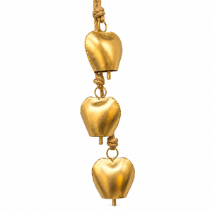 Cascade de clochettes dorées artistiques avec quatre carillons métalliques gradués, suspension en corde naturelle et finition polie lisse - Product Image 3