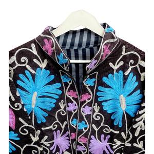 Veste d'hiver pour femme ART&ART, écologique, respirante, en coton, col mandarin, matelassée, broderie florale rouge, ethnique - Product Image 4