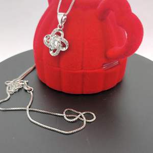 Collar de Plata de Ley con Baño de Platino y Moissanita de Corte Redondo, Estilo Único, para Mujer - Product Image 1