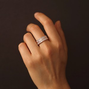 Anillo de media eternidad con moissanita de corte princesa de 2 mm, plata 925 con baño de oro rosa, ideal para bodas y fiestas, unisex, para ella. - Product Image 3