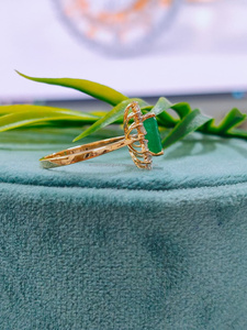 แหวนเพชรพลอยสีเขียวมรกตประดับเพชรด้านข้างในทองคำขาว ดีไซน์หรูหราสำหรับงานหมั้นและงานแต่งงาน ของขวัญเครื่องประดับชั้นดีสำหรับผู้หญิง - Product Image 2