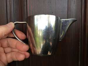 Jarra de Crema Moderna de Metal con Asa para Uso en Cafeterías y Restaurantes - Product Image 4