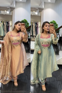Ensemble haut, pantalon et dupatta en soie Salsa pure, broderie de créateur et travail de perles, entièrement cousu, avec doublure en micro-coton, tenue de fête DD 1281 - Product Image 1