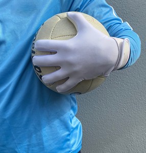 Gants de football en cuir synthétique respirant, design et logo personnalisables, pour la protection sportive en extérieur à prix abordable - Product Image 2
