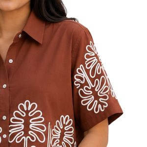 Camisa Corta para Mujer, Color Marrón, con Botones, Bordado Floral Blanco, Manga Corta, Blusa Casual de Verano, Algodón, Diseño de Moda, Personalizable - Product Image 4