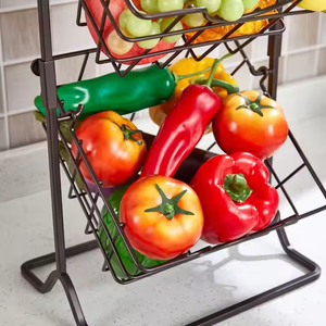 Cesta para frutas de metal elegante, de color dorado y de excelente calidad, que aporta una estética profesional, estilo cafetería, a las cocinas domésticas. - Product Image 2