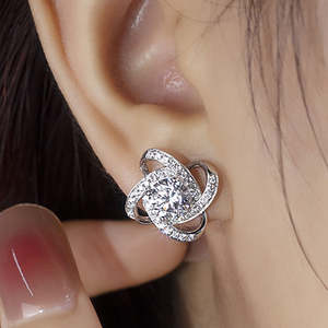 Boucles d'oreilles clous tendance pour femme en argent plaqué or, avec diamants de laboratoire, motif floral entrelacé, en or pur 10 carats - Product Image 3