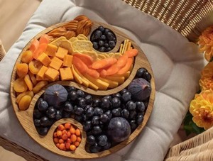 Bandeja de servir de madera con forma de Yin Yang, redonda, dividida, de madera de acacia, para aperitivos, plato para queso, tabla de charcutería, venta al por mayor - Product Image 6
