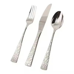 Collection de Couverts Métalliques Haut de Gamme avec Cuillère, Fourchette et Couteau pour les Acheteurs du Secteur Hôtelier - Product Image 3