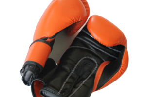 ถุงมือชกมวยผู้ชายสีพื้นคุณภาพสูงสั่งทำได้ตามต้องการ สีแดงและสีดำ หนัง PU สวมใส่สบาย รับผลิตแบบ OEM - Product Image 5