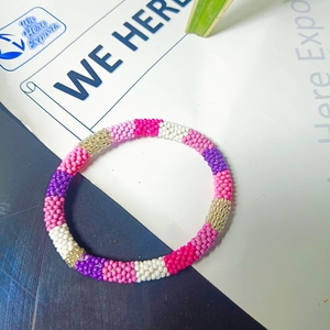 Elegante Coletero Elástico con Perlas de Imitación Rosa y Morado, Estilo Pulsera Hecha a Mano, de Moda - Product Image 5