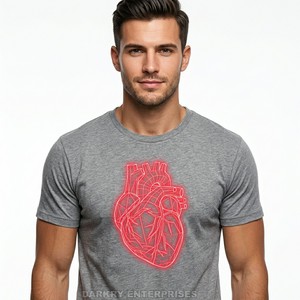 Fabricante de Camisetas Personalizadas, Camiseta Gráfica con Lazo y Flecha Beige para Hombre, Camiseta de Algodón Caqui de Alta Calidad, Fábrica de Ropa para Hombre al por Mayor - Product Image 2