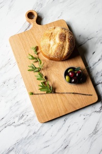 Elegante Tabla de Cortar Rectangular con Asa de Fácil Agarre, Superficie Apta para Cuchillos, Ideal para Cortar, Servir y Uso en la Cocina - Product Image 2