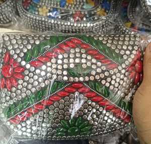 Sac de soirée en métal mosaïque fait main exquis, forme oreiller, fermeture à rabat, design écologique, avec des éléments artisanaux traditionnels - Product Image 2