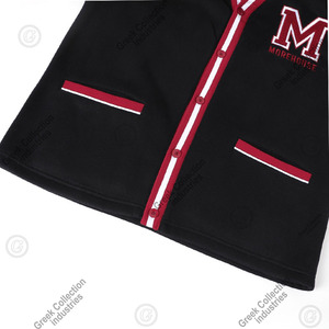 Collection grecque IND – Cardigan universitaire en acrylique épais tricoté pour femme, noir, avec bordure rouge et blanche, lettre M brodée, col en V, long - Product Image 3