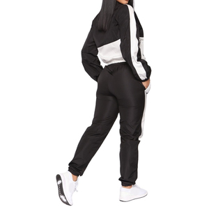 Ensemble de survêtement personnalisé pour femme : veste coupe-vent courte zippée et pantalon parachute color block noir et blanc, tenue streetwear deux pièces - Product Image 2