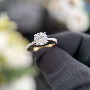 Anillo de Compromiso de Oro Amarillo de 14K con Diamante Cultivado en Laboratorio de Corte Redondo de 1.50 Quilates, Color D, Claridad VVS2, Certificado IGI, Anillo Solitario con Banda Pavé - Product Image 1