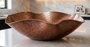 Bol à fruits en cuivre martelé, centre de table décoratif en métal à bord ondulé, grand récipient rustique moderne pour îlot de cuisine - Product Image 4