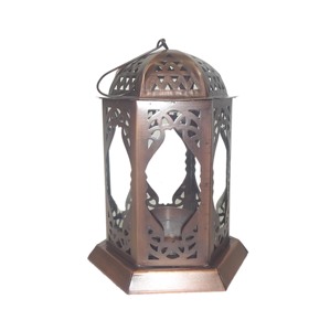 Lanterne à bougie hexagonale marocaine en métal finition bronze antique, avec cadre ajouré complexe, dôme en verre et poignée en fil métallique. - Product Image 2