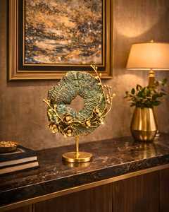 Escultura de Latón Hecha a Mano con Diseño Floral, Forma Circular, Decoración Moderna para Mesa de Oficina u Hogar, Tendencia en Jaffs Exports - Product Image 3