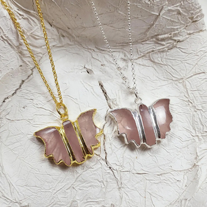 Collier pendentif breloque chauve-souris en quartz rose, laiton plaqué or 14K, bijoux animaliers, vente en gros - Product Image 1