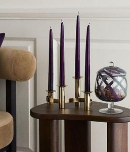 Juego de Portavelas de Latón con Cuatro Velas Cónicas Moradas para Decoración del Hogar - Product Image 1