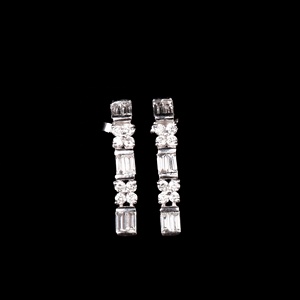 Pendientes de Barra Lineal con Diamantes Naturales Baguette y Redondos en Oro Blanco de 18k, Venta al Por Mayor, Memoria Jewels - Product Image 1