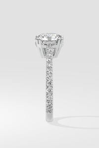 Anillo de compromiso y boda solitario redondo de 2 quilates con diamantes de laboratorio, banda de diamantes pavé de doble punta, clásico y moderno, para fiesta, de plata certificada - Product Image 4