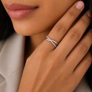 Bague torsadée croisée en argent sterling 925 pour femme avec zircone cubique pavée, style minimaliste élégant, finition polie, pour usage quotidien - Product Image 5