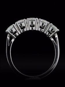 Bague de fiançailles et alliance en or blanc 14 carats avec cinq diamants de laboratoire ronds de 4 carats sertis à griffes - Product Image 1