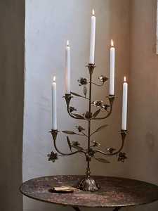El candelabro presenta un diseño atemporal que combina perfectamente con entornos modernos, vintage, clásicos y contemporáneos. - Product Image 1