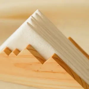 Porta servilletas triangular de madera de pino ecológico, hecho a mano con madera natural, tamaño 6.5 pulgadas, diseño minimalista nórdico. - Product Image 3