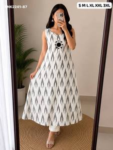 Nuevo Kurti Largo de Algodón Khadi con Estampado Ikkat en Toda la Prenda, Sin Mangas y Corte en A, con Pantalón Blanco a Juego - Exportador de Moda Femenina - Product Image 4