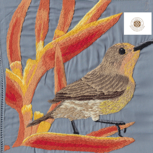 Serviette brodée avec des oiseaux et des fleurs tropicales, ajoute de la chaleur et des accents vibrants. - Product Image 2