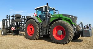 รถแทรกเตอร์เฟนด์ท 718 วาโร พาวเวอร์ 4WD ประสิทธิภาพสูงสำหรับการเกษตร กำลัง 180 แรงม้า เครื่องยนต์ดีเซล ประสิทธิภาพแข็งแกร่ง ทนทาน - Product Image 4
