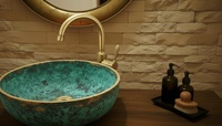 Évier de comptoir rond de luxe en acier au carbone avec robinet doré, finition turquoise, écologique et durable pour salle de bain domestique