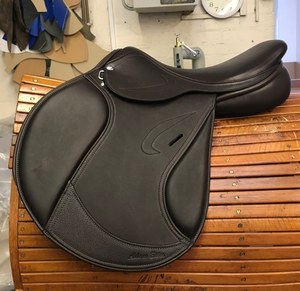 Silla de Montar de Cuero para Entrenamiento y Competición Ecuestre con Costuras Reforzadas, Paneles Ajustables y Soporte de Estabilidad para el Jinete - Product Image 6