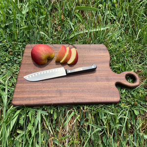 Planche à découper en bois avec bord naturel organique, accentuant une veine naturelle tourbillonnante audacieuse, idéale pour couper les légumes. - Product Image 3