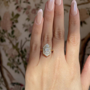 แหวนหมั้นเพชรทรงบาแก็ตต์หกเหลี่ยมแบบฮาโล ทองคำขาว 14K เพชรเพาะเลี้ยง - Product Image 3